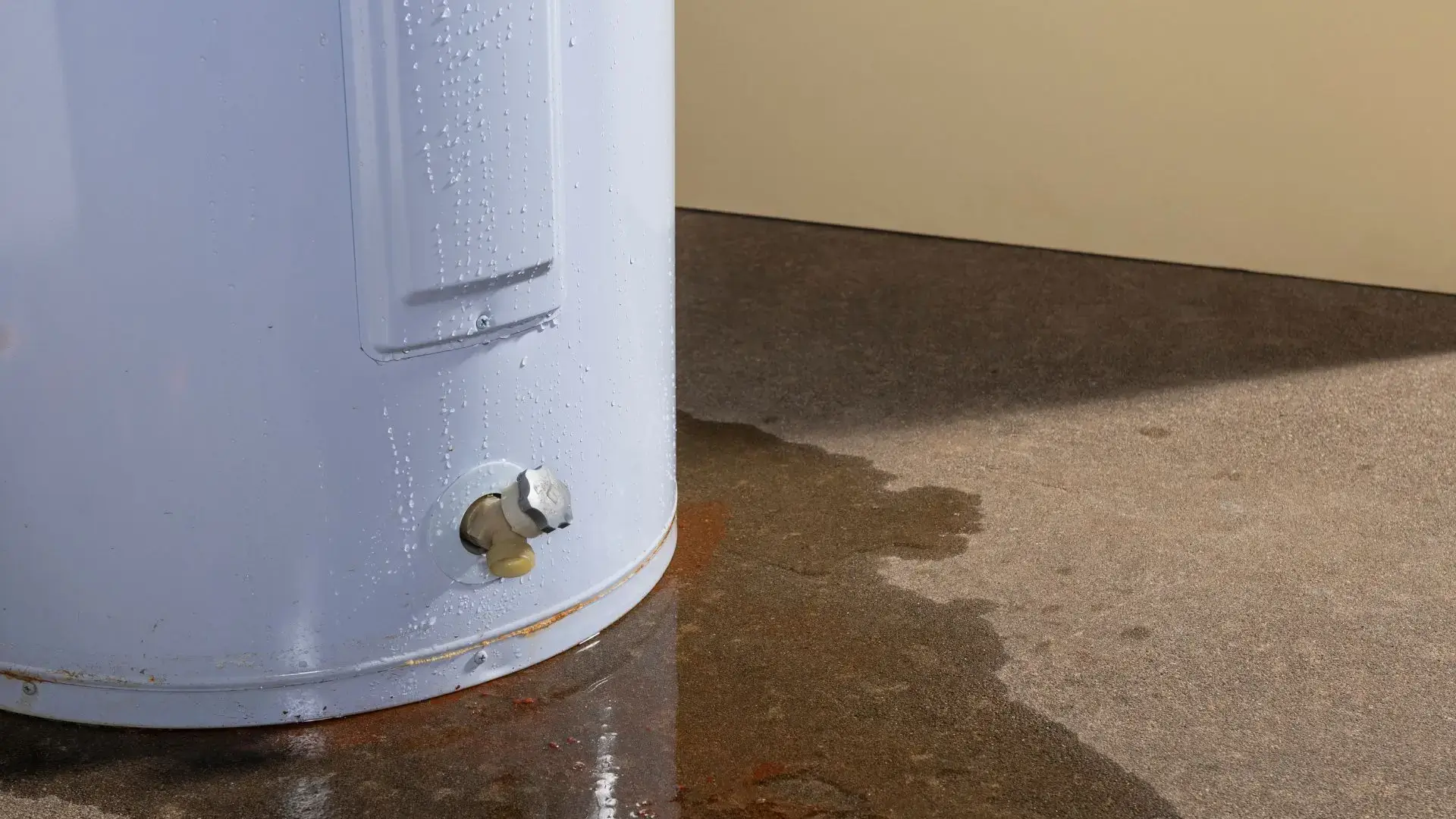 Signs Your Water Heater Needs Flushing 8 Hot Water Tank Leaks in Hot Water Tanks Relevant to Plumbers