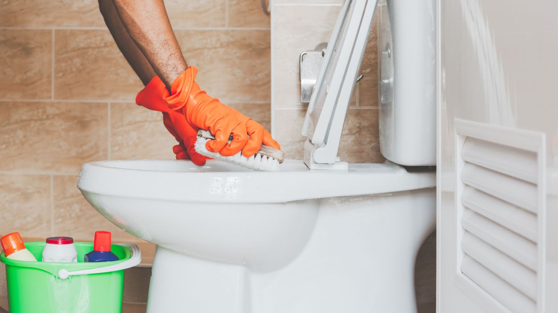 Using Cleaning Products to Eliminate Mold Issues for Plumbers