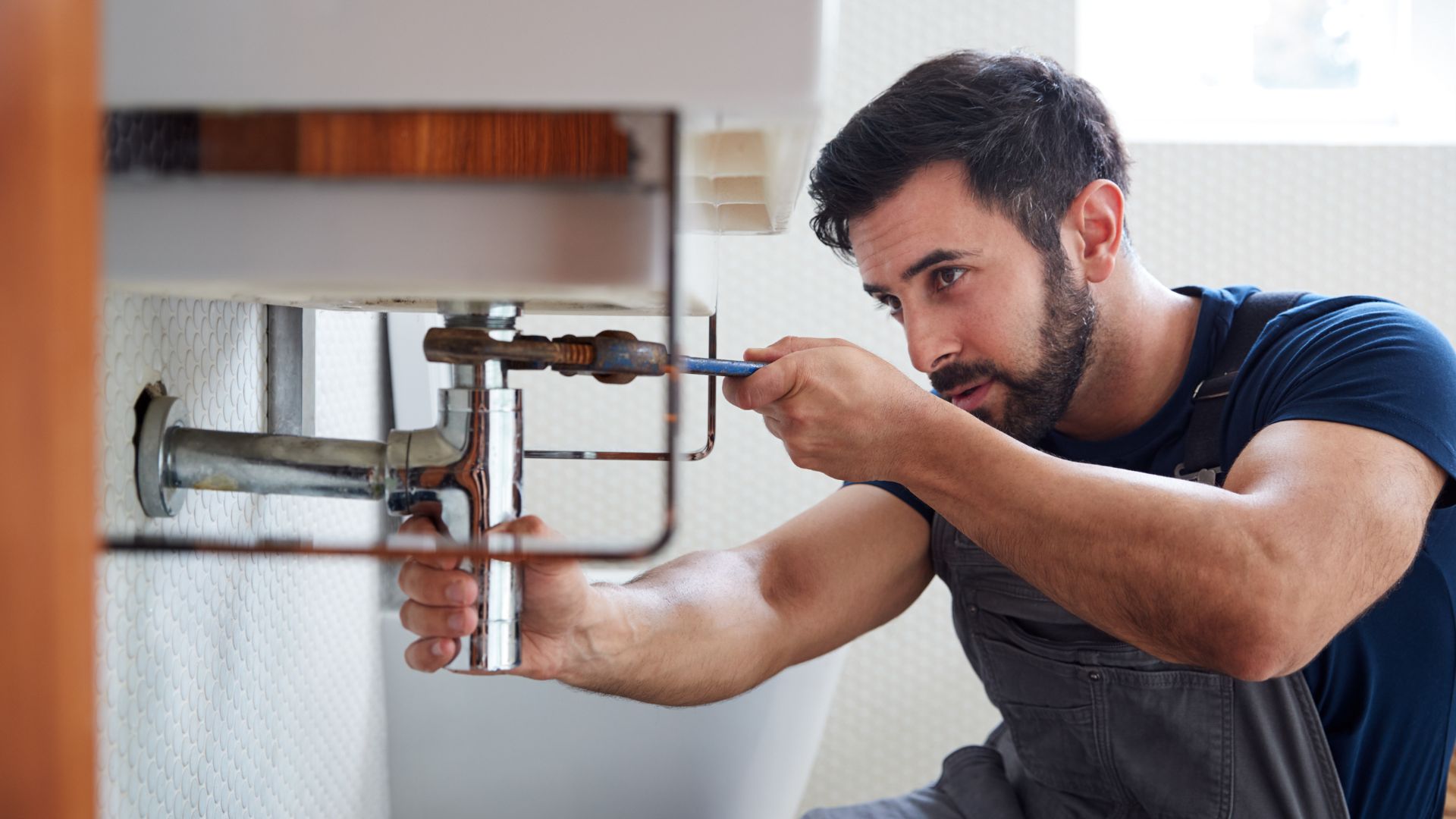 Safety Considerations for Handling a Leaking Pipe by Plumbers